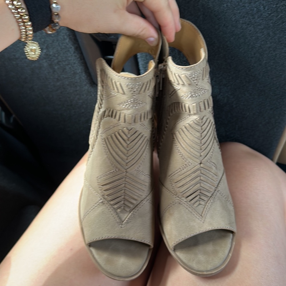 Universal Thread Tan/Brown Boots
